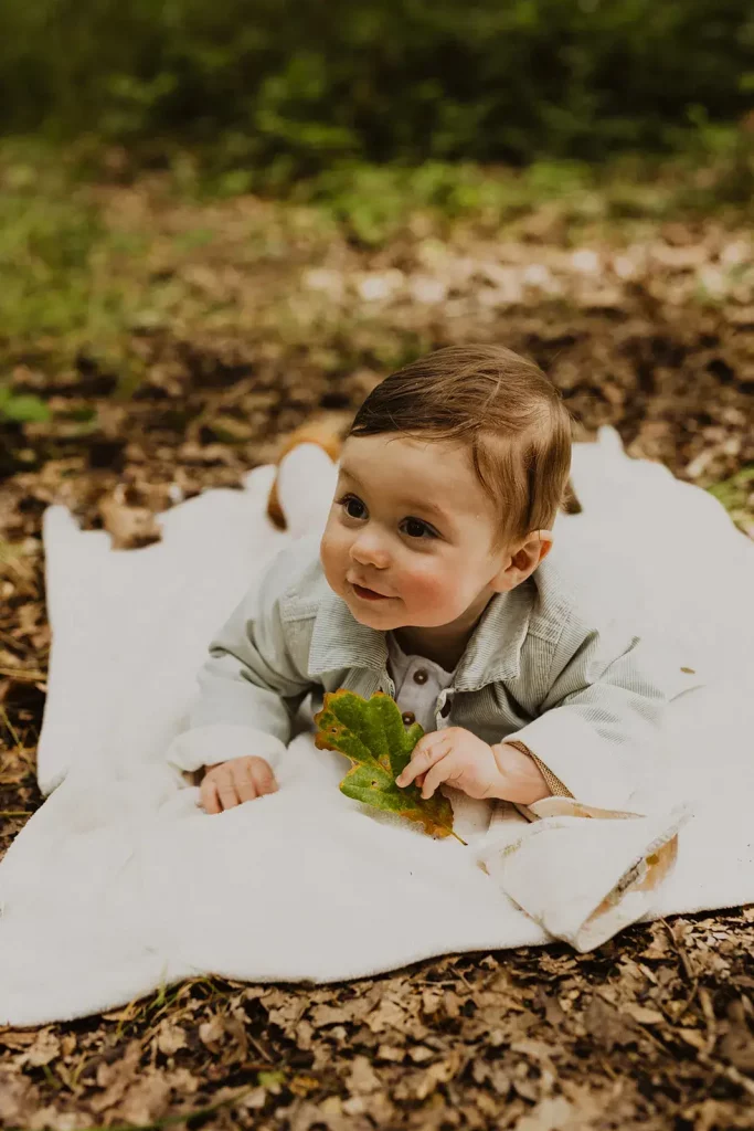 bébé par terre sur un lange