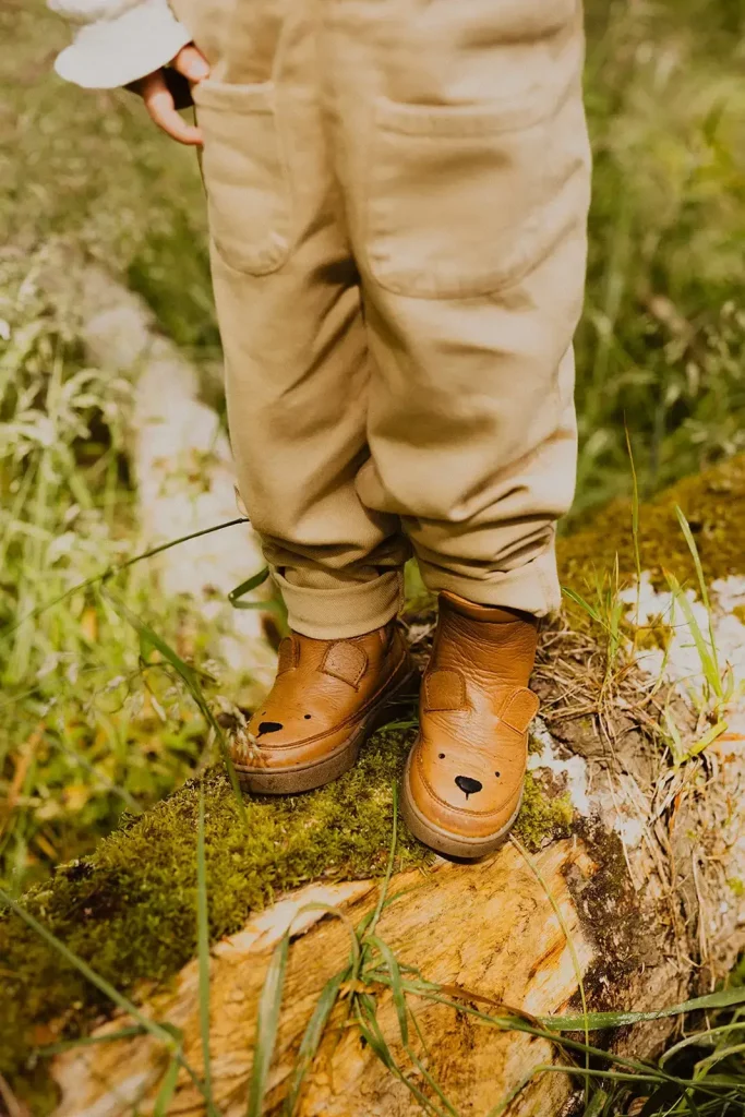 chaussure d'enfant sur un tronc d arbre