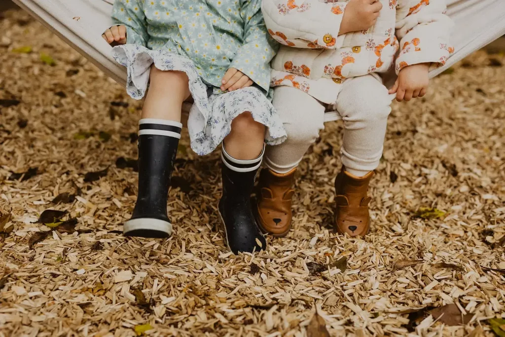 deux enfants sur les hamac dans le jardin de la creche