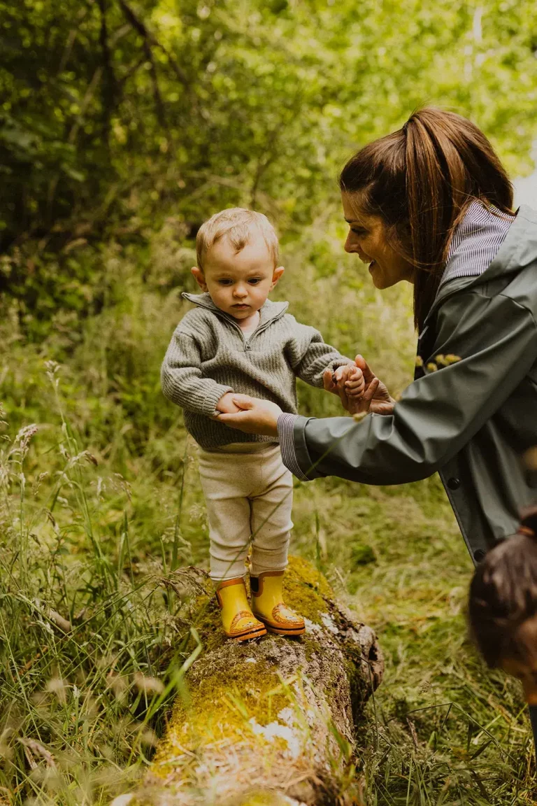 enfant dans la foret