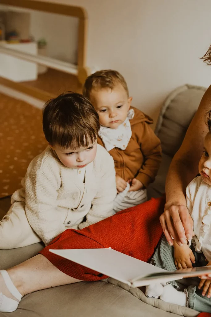 enfant en seance de lecturee à la creche