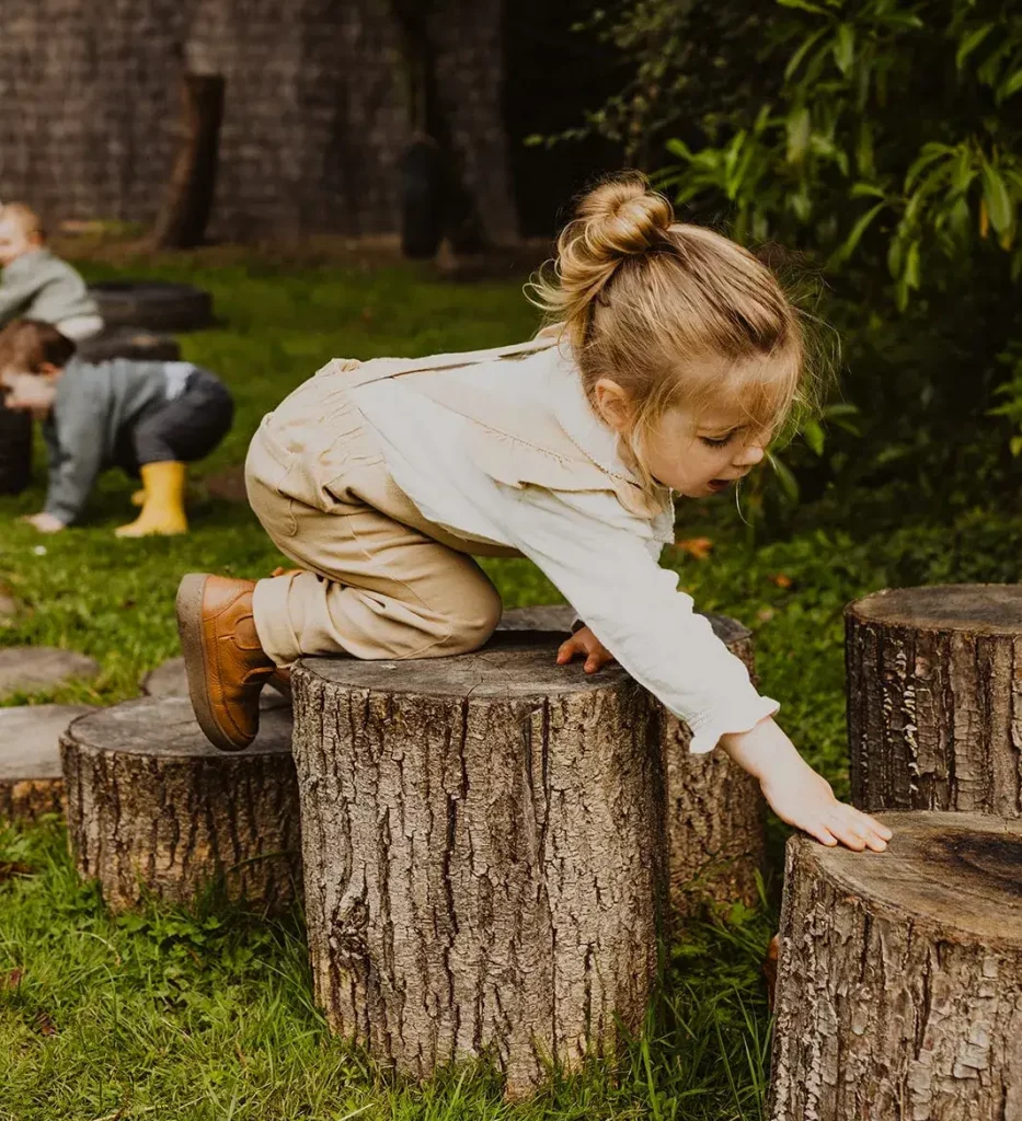 enfant jouant dans le jardin de la creche little pious