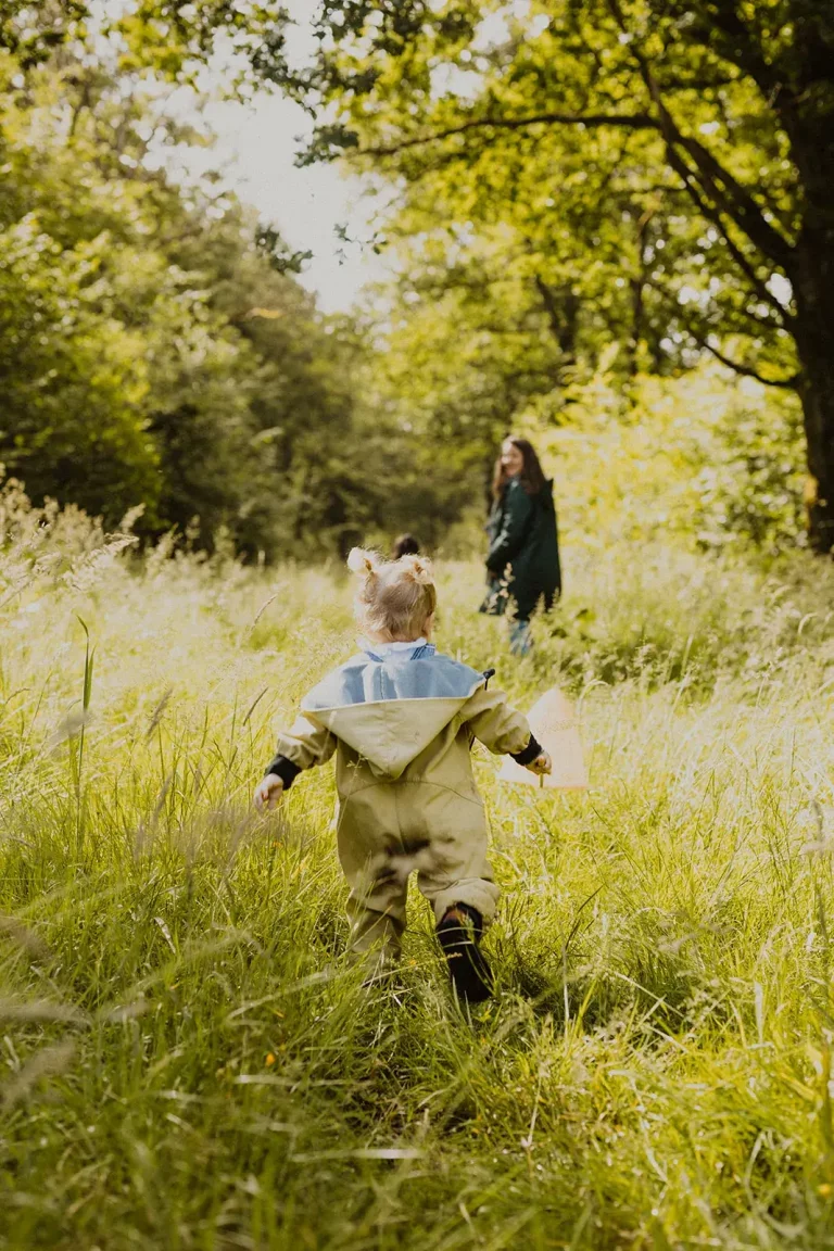 enfant qui court dans la foret