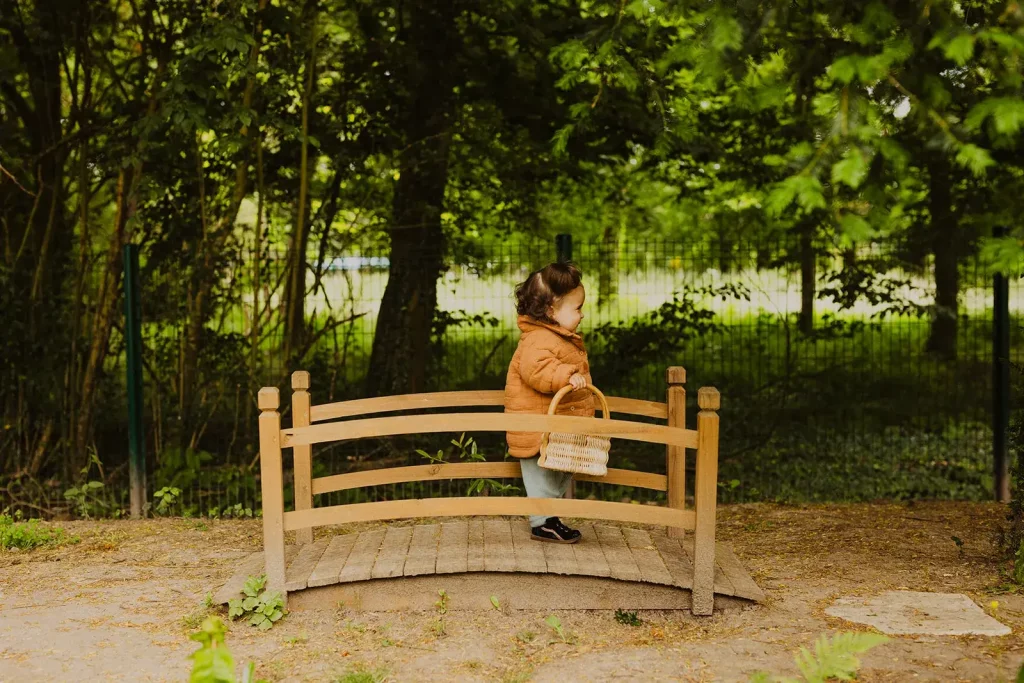 enfant sur un pont