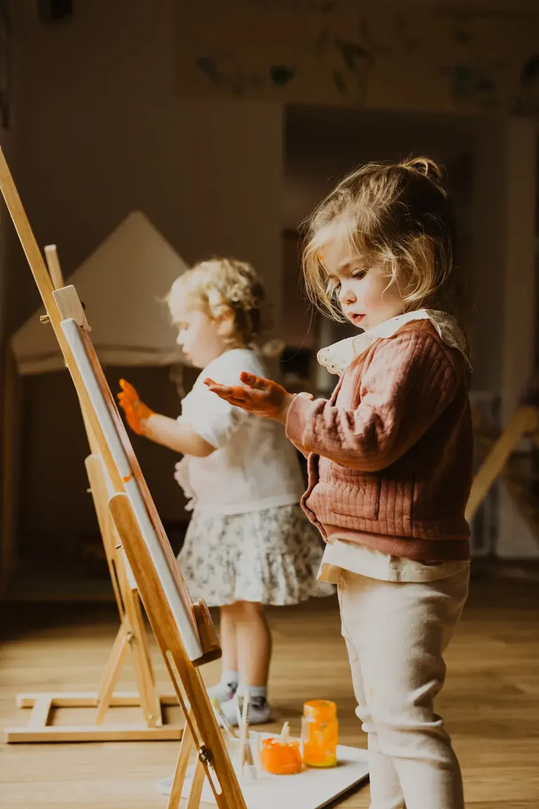 enfants devant des chevalets