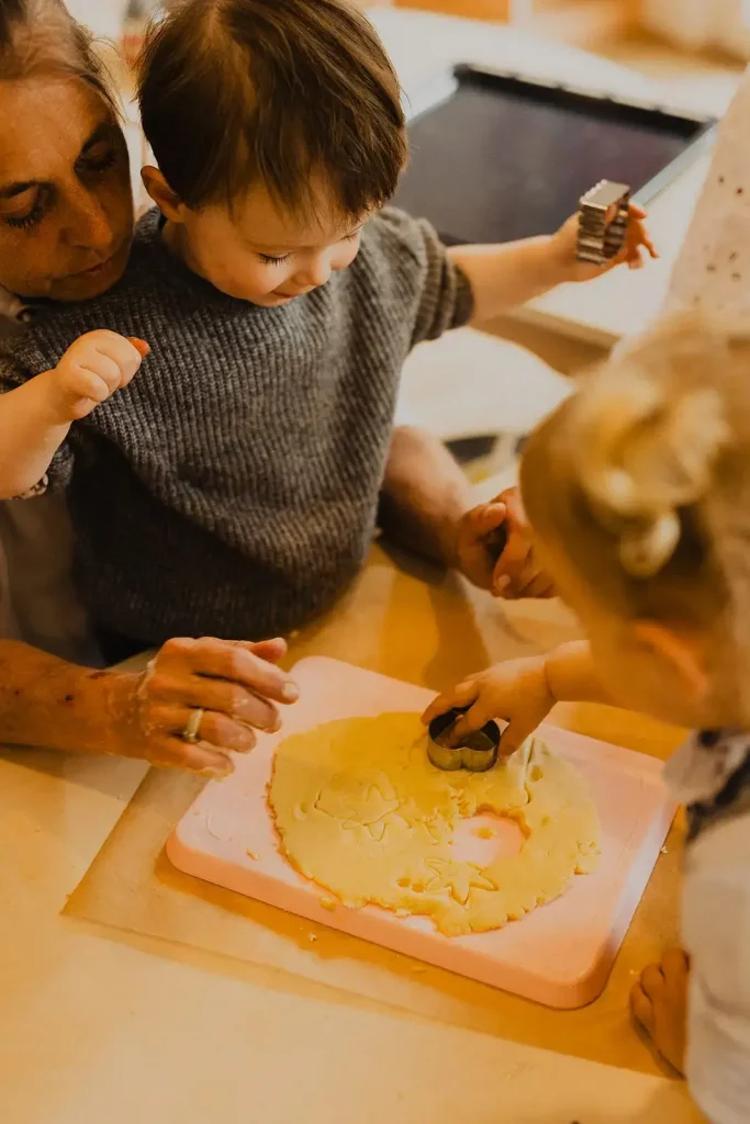 groupe d enfant la crch little pious en train de cuisiner 2