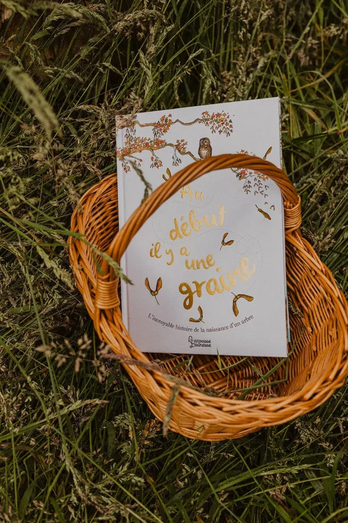 livre ans un panier au sol dans l herbe