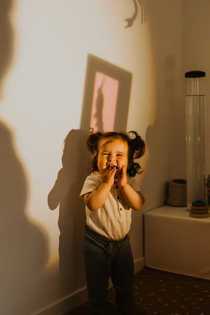 petite fille qui rigole en jouant
